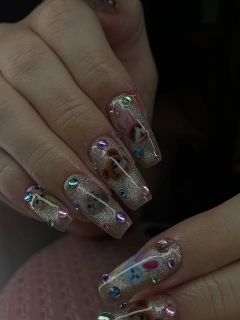 Nail art translúcida com aplicações coloridas