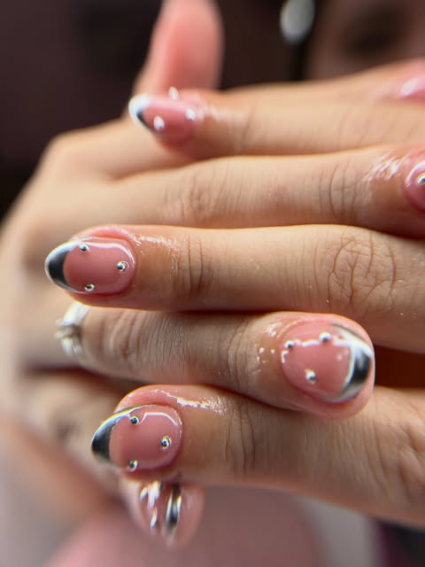 Unhas com acabamento delicado em tons rosados
