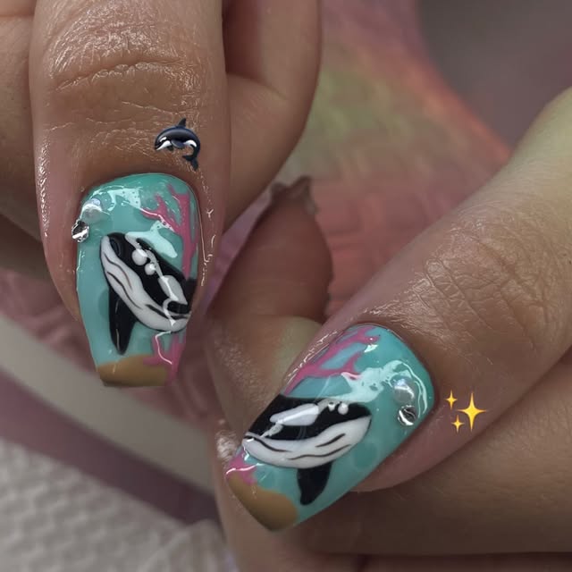 Nail art azul com desenho de baleia