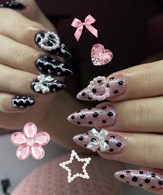 Nail art rosa com detalhes pretos, laços e brilho