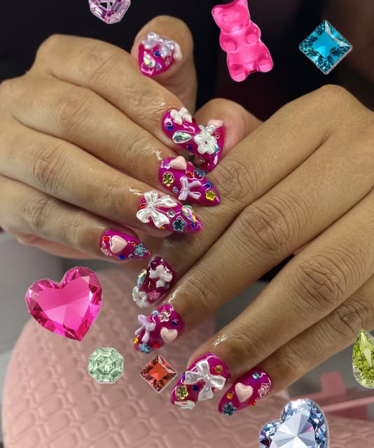 Nail art rosa elaborada com desenhos e aplicações